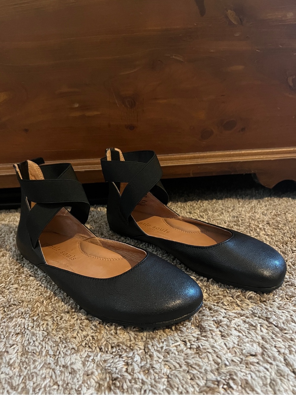 Kenneth Cole Gentle Souls Womens Noa Black Comfort Flat Strap Size 7.5